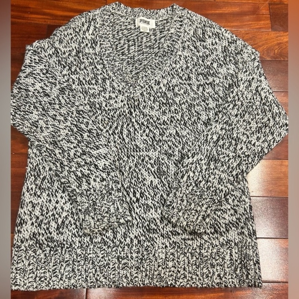 ☀️PINK Victoria's Secret Black and White V-Neck Sweater